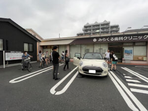 スタッフの納車にワイワイ🚗